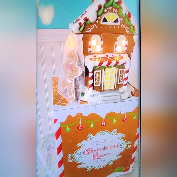 NIB.2015 Scentsy Limited Edition Ginger Bread House. Scentsy Warmer and Ornament - Picture 10 of 13
